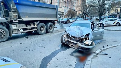 В Одесі вантажівка стикнулась з авто: одну людину госпіталізували