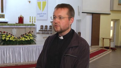 «Допомогу розвозимо під обстрілами». Як волонтерить священник з Хмельницького