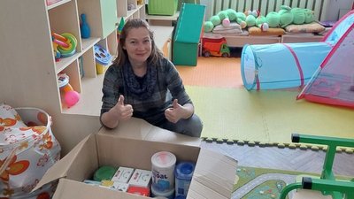 Благодійники з Тернополя роздали переселенкам вісімдесят бебі-боксів