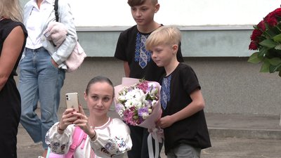 Історія дівчинки з Маріуполя, яка пішла у перший клас у Рівному Історія дівчинки з Маріуполя, яка пішла у перший клас у Рівному