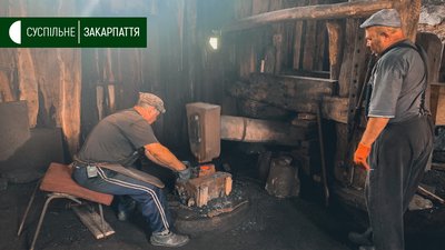 Двоє ковалів працюють в єдиній діючій в Україні водяній кузні Двоє ковалів працюють в єдиній діючій в Україні водяній кузні