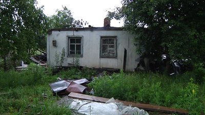 На Житомирщині односельчани купили будинок родині, в якої від удару блискавки згорів будинок