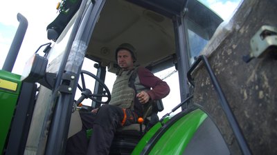 Працюють у бронежилетах та касках, техніку не залишають на полі. Якими є нові правила в роботі фермерів на Запоріжжі