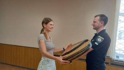 Поліція повернула харків'янці викрадену бандуру, яку відшукали в ломбарді Поліція повернула харків'янці викрадену бандуру, яку відшукали в ломбарді