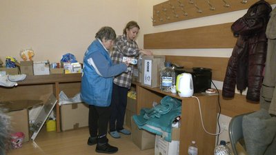 Волонтери готують гарячі напої для евакуйованих людей Волонтери готують гарячі напої для евакуйованих людей