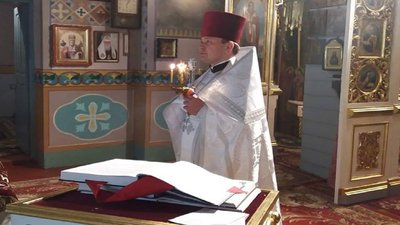 У селах на Тернопільщині священники освячують великодні кошики біля воріт У селах на Тернопільщині священники освячують великодні кошики біля воріт