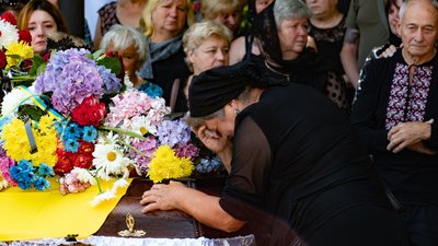 В Ужгороді попрощалися із полеглим на війні Євгенієм Красовським В Ужгороді попрощалися із полеглим на війні Євгенієм Красовським