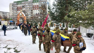 "Пішов героєм з перших днів". У Сумах попрощалися з військовим Романом Анохіним "Пішов героєм з перших днів". У Сумах попрощалися з військовим Романом Анохіним