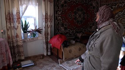 Вмикає радіо на повну, щоб відганяти лисиць: як живуть останні жителі сіл на прикордонні з Росією Вмикає радіо на повну, щоб відганяти лисиць: як живуть останні жителі сіл на прикордонні з Росією