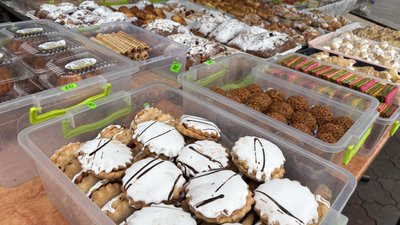 На Волині волонтерки третій рік продають домашню випічку, щоб допомагати ЗСУ На Волині волонтерки третій рік продають домашню випічку, щоб допомагати ЗСУ
