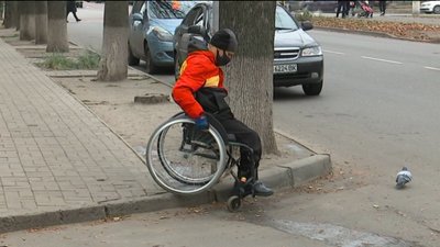 "Водії давали жилетки, щоб було видно". Сумчани з інвалідністю показали, як пересуваються Троїцькою "Водії давали жилетки, щоб було видно". Сумчани з інвалідністю показали, як пересуваються Троїцькою