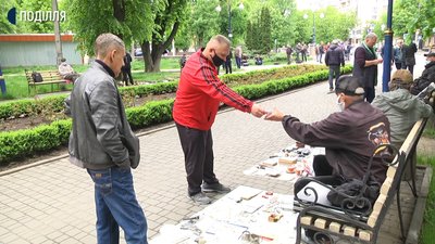 Поспілкуватись та підзаробити: у Хмельницькому запрацював «блошиний» ринок Поспілкуватись та підзаробити: у Хмельницькому запрацював «блошиний» ринок