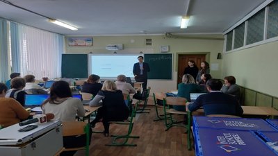 Учителів у Тернополі інструктували, як користуватися в школі цифровими пристроями einstein