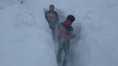 Двометрові кучугури снігу. У Карпатах замело Піп Іван Чорногірський
