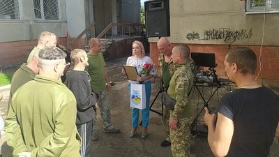 Лариса Борисенко разом із військовими та волонтерами Лариса Борисенко разом із військовими та волонтерами