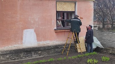 "Ми дивом врятувалися": у Марганці на Дніпропетровщині долають наслідки обстрілу, що стався 15 березня "Ми дивом врятувалися": у Марганці на Дніпропетровщині долають наслідки обстрілу, що стався 15 березня