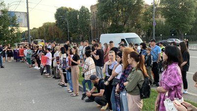 Біля посольства Росії відбулась акція до роковин теракту в Оленівці Біля посольства Росії відбулась акція до роковин теракту в Оленівці