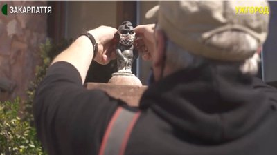 Ужгородець фотографує мініскульптурки у масках
