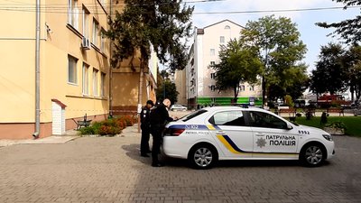 Вибухотехніки, кінологи та поліцейські шукали вибухівку впродовж години Вибухотехніки, кінологи та поліцейські шукали вибухівку впродовж години