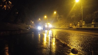 Перший сніг: у Києві дорожники з ночі обробляють вулиці проти ожеледиці Перший сніг: у Києві дорожники з ночі обробляють вулиці проти ожеледиці