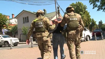 Потрощили меблі та погрожували зброєю: у вінницькому ресторані затримали двох чоловіків Потрощили меблі та погрожували зброєю: у вінницькому ресторані затримали двох чоловіків