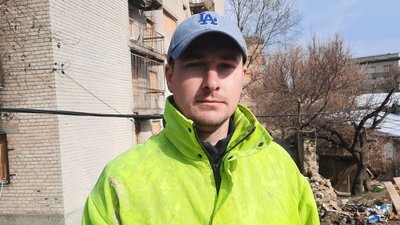 У Миколаєві команда "Добробату" допомогла відновити будинок своєму волонтеру У Миколаєві команда "Добробату" допомогла відновити будинок своєму волонтеру