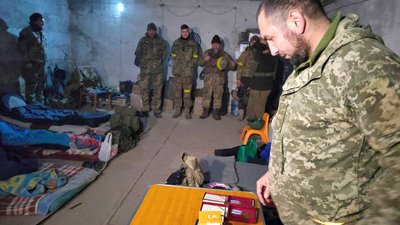 Нагородження на передовій. Бійці 24-ї окремої механізованої бригади отримали медалі Нагородження на передовій. Бійці 24-ї окремої механізованої бригади отримали медалі