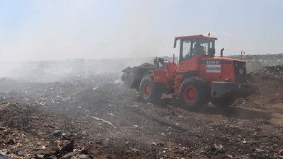 На Херсонщині горіло сміттєзвалище: гасили його майже добу На Херсонщині горіло сміттєзвалище: гасили його майже добу