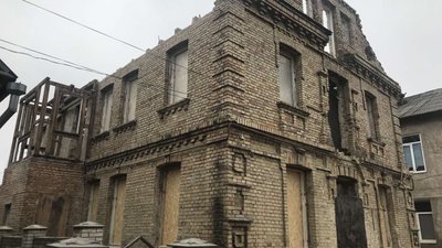 На території заповідника у Луцьку майстри розбирають пам'ятку архітектури На території заповідника у Луцьку майстри розбирають пам'ятку архітектури