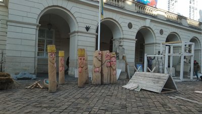 У Львові почали зводити різдвяну шопку перед міською Ратушею