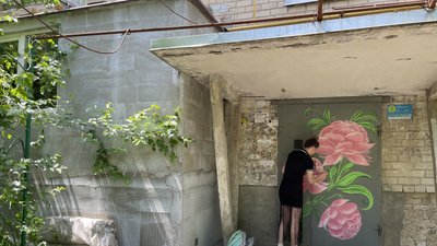 Півонії, кульбабки і не тільки. Херсонська художниця розмальовує квітами двері під’їздів у місті Півонії, кульбабки і не тільки. Херсонська художниця розмальовує квітами двері під’їздів у місті