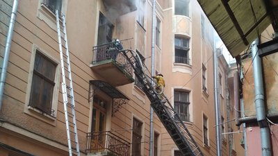 У Чернівцях горів багатоквартирний будинок. Через пожежу евакуювали 15 людей