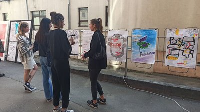 "В голові рій думок про війну": у Вінниці проходить мистецька акція на підтримку України "В голові рій думок про війну": у Вінниці проходить мистецька акція на підтримку України