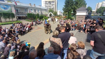У Луцьку попрощалися з загиблими на війні Геннадієм Лукашуком і Сергієм Ніверським У Луцьку попрощалися з загиблими на війні Геннадієм Лукашуком і Сергієм Ніверським