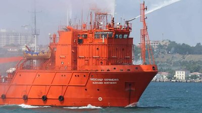 День ВМСУ: в морі показово "врятували" корабель та спустили на воду вінок День ВМСУ: в морі показово "врятували" корабель та спустили на воду вінок