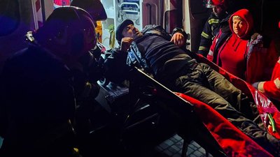 У Києві водолази дістали чоловіка із крижаної води У Києві водолази дістали чоловіка із крижаної води