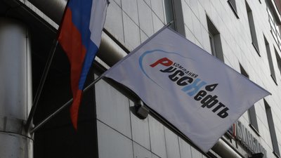 Прапор із логотипом нафтової компанії "Русснефть"