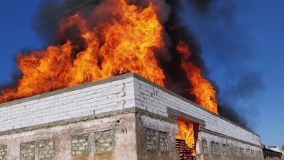 На Миколаївщині загорілося складське приміщення