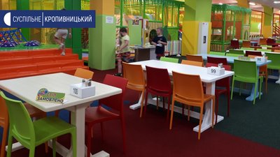 Таблички на столах, щоб ніхто не сідав Таблички на столах, щоб ніхто не сідав