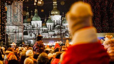 Понад 30 метрів у висоту та 20 тисяч іграшок. У Києві засвітили головну ялинку країни Понад 30 метрів у висоту та 20 тисяч іграшок. У Києві засвітили головну ялинку країни