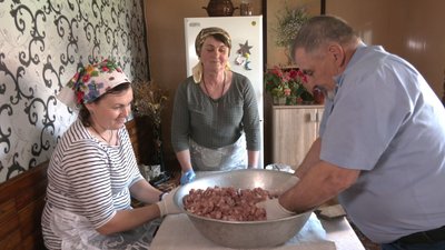 У поліському селі на Волині показали як готують сиров'ялене м'ясо — карух У поліському селі на Волині показали як готують сиров'ялене м'ясо — карух