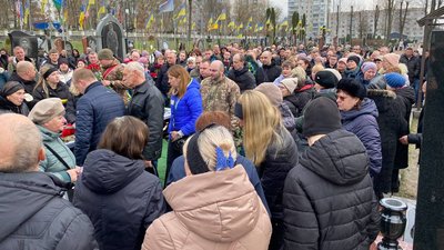 У Житомирі попрощалися із двома військовими, які загинули у боях за Україну У Житомирі попрощалися із двома військовими, які загинули у боях за Україну