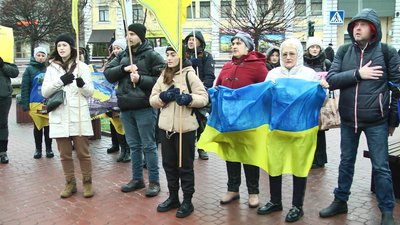 У Хмельницькому, попри повітряну тривогу, відбулась акція "Поверніть героїв додому"