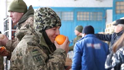 Грецькі благодійники передали військовим бригадам зі Львівщини 22 тонни апельсинів