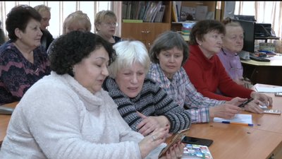 У Золотоноші пенсіонерів навчають користуватись смартфоном У Золотоноші пенсіонерів навчають користуватись смартфоном