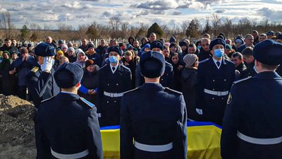 На Одещині попрощалися з гвардійцем, який загинув під час стрілянини у Дніпрі На Одещині попрощалися з гвардійцем, який загинув під час стрілянини у Дніпрі