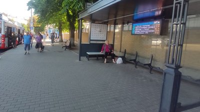 Куди зникли лавки на "розумних" зупинках у Луцьку Куди зникли лавки на "розумних" зупинках у Луцьку