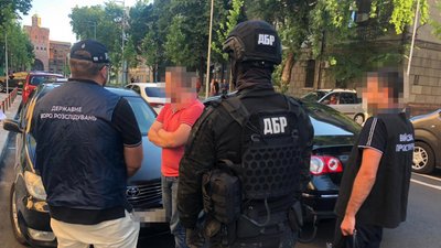 Займався сутенерством та рекламував інтимні послуги. ДБР затримало працівника СБУ на хабарі