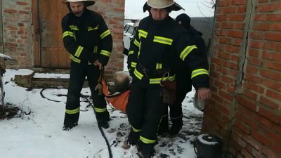 На Харківщині рятувальники допомогли медикам транспортувати чоловіка до карети швидкої На Харківщині рятувальники допомогли медикам транспортувати чоловіка до карети швидкої