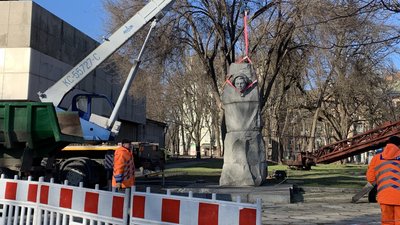 У Дніпрі демонтували пам'ятник Олександру Матросову та танк У Дніпрі демонтували пам'ятник Олександру Матросову та танк